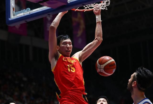 杜兰特关键时刻隔扣加福德打成2+1制胜得到28分、5个篮板和5次助攻，布克得到27分和8次助攻，他们率队末节上演翻盘好戏，太阳队在主场以112-108逆转战胜华盛顿奇才队（4胜21负）。
